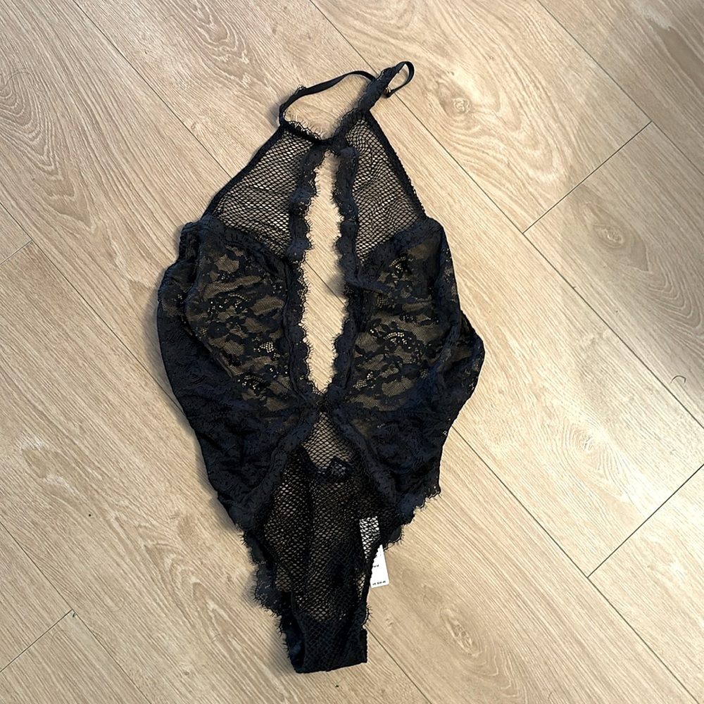 NWT VS HALTER CHOKER LACE TESDY LINGERIE SIZE M BLACK
